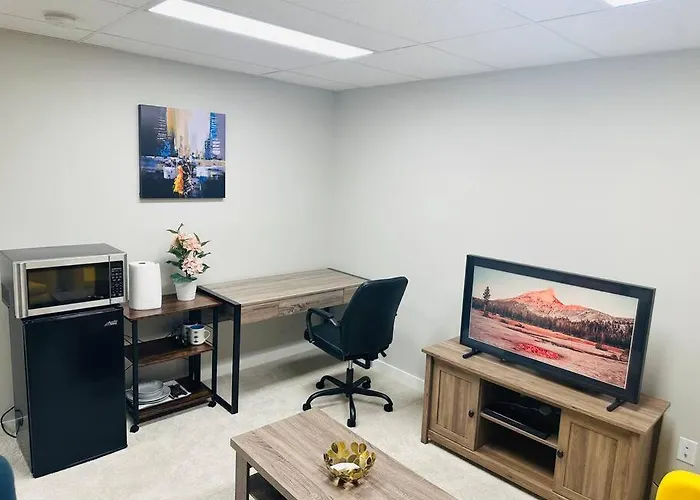 1 Bedroom Modern Basement Suite With Private Entrance