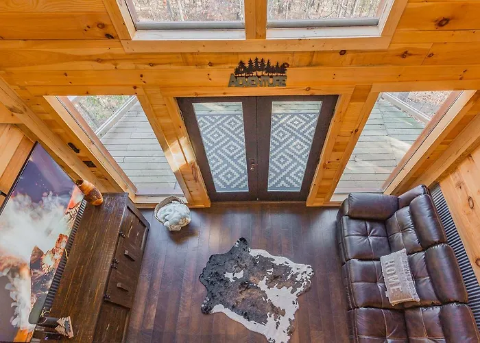 Cozy Cabin Retreat W/ Hot Tub & Nature Views
