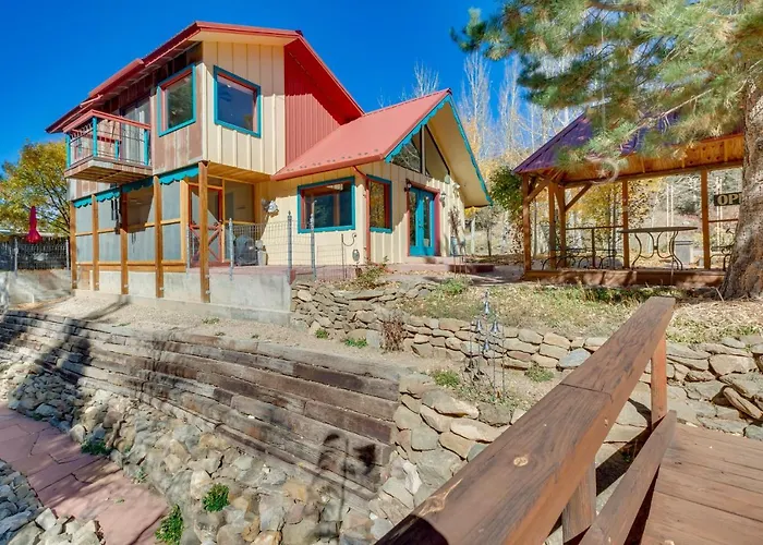 Riverside Retreat W/ Screened Porch: 6 Mi To Taos!