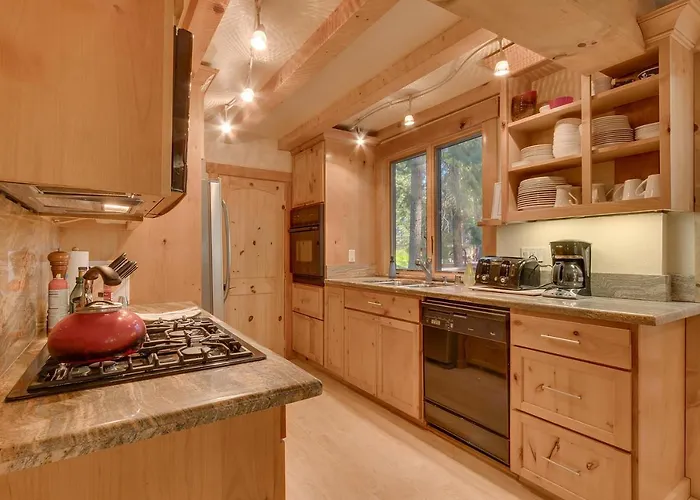 West Pine Cabin On The West Shore - 3 Bedroom Hot Tub, Pool Table, Pet Friendly
