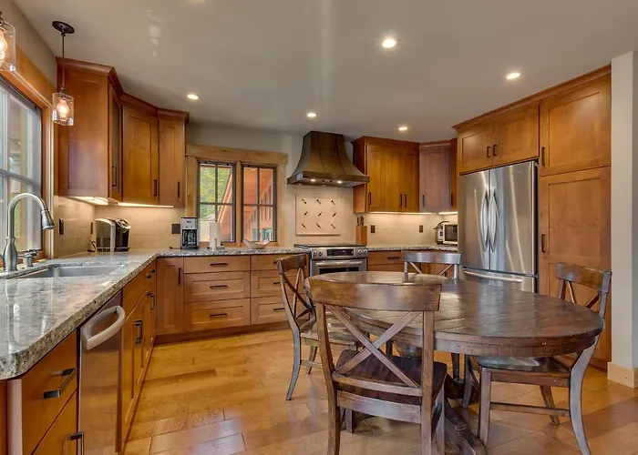 Summit Solitude At Palisade Tahoe - Charming 5Br W Foosball & Shuffleboard Table & Pet Friendly