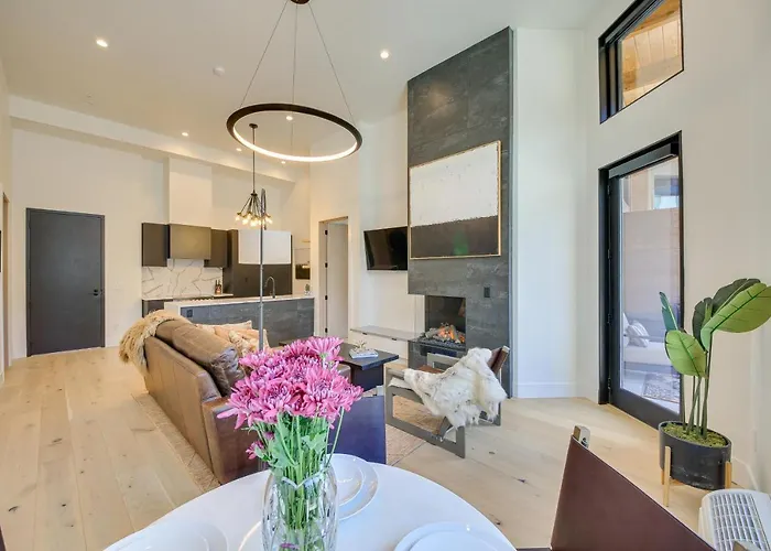 Luxe Schweitzer Condo W/ Hot Tub: Ski-In/Ski-Out!