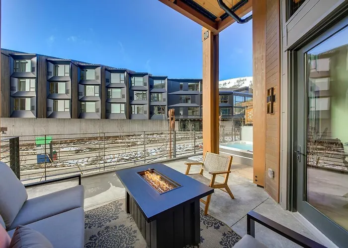 Luxe Schweitzer Condo W/ Hot Tub: Ski-In/Ski-Out!