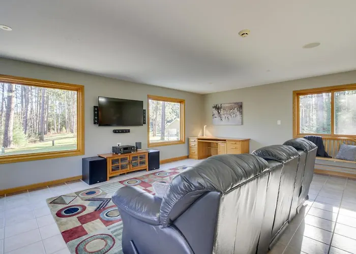 Peaceful Hibbing Getaway: Heated Floors, Fire Pit!