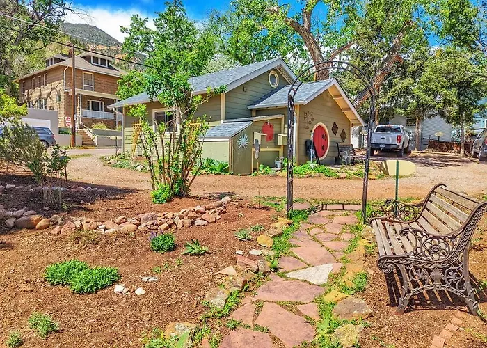 Manitou Springs White Yarrow Inn House