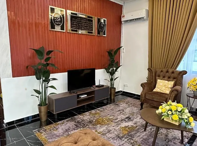 Rania Riverview Guesthouse #Bestguesthouseintown #Spaciouslivingroom #Modernclassicconcept #Luxurydiningset #Freewifi #Netflix #Fullyaircond #Cozyprayerspace