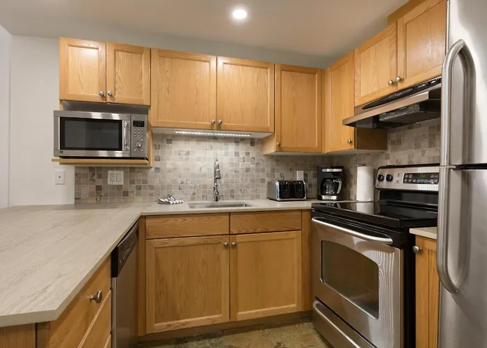 Woodrun Lodge 414 | Cozy Ski-In Ski-Out Condo W/ Shared Hot Tub, Pool, Fireplace, & Parking