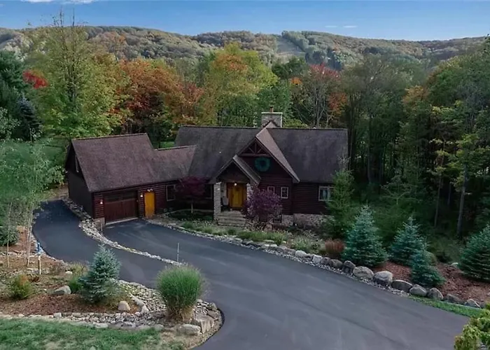 Luxurious Chalet! Hot-Tub, Bonfire & Ideal Location For Skiing & Town