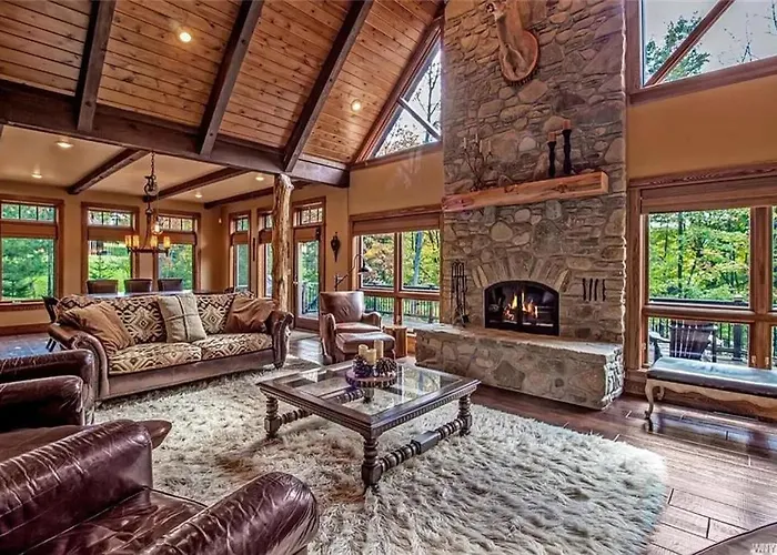 Luxurious Chalet! Hot-Tub, Bonfire & Ideal Location For Skiing & Town