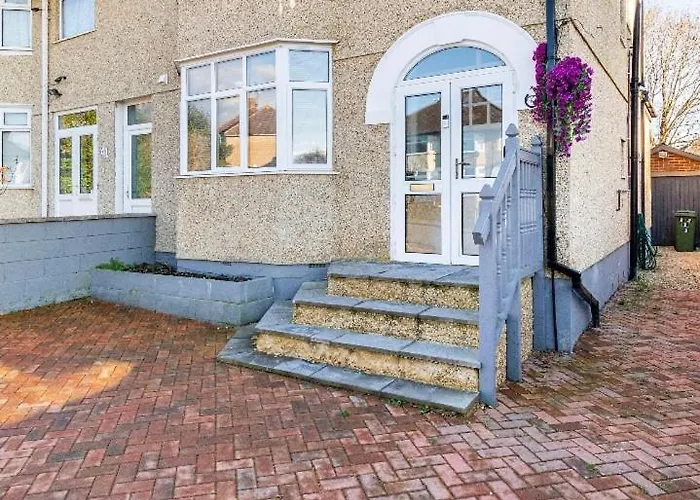 Luxury House 4 Ensuite Bedrooms, Free Parking ,Wifi