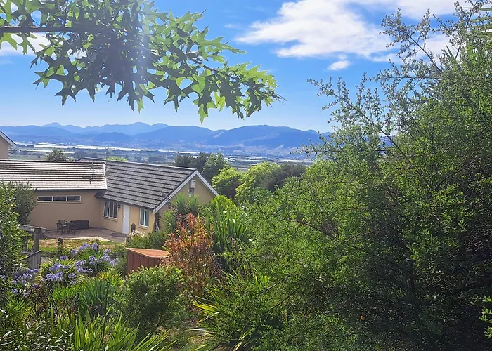 Golden Hills Farm Cottage With Swimming Pool