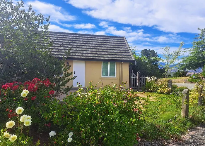 Golden Hills Farm Cottage With Swimming Pool