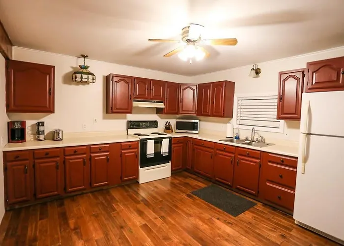 Modern & Cozy Getaway House Near Conway Lake - Pet Friendly
