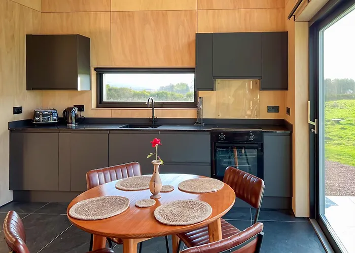 Tillyfruskie Farm Holiday Cabin, Finzean