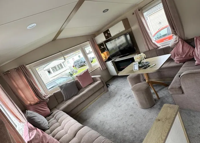 Meadows Luxury Hot Tub Breaks @ Tattershall