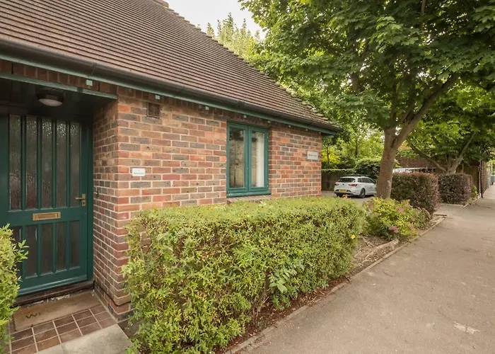 Lovely 1 Bed Apartment With Free Parking & Garden