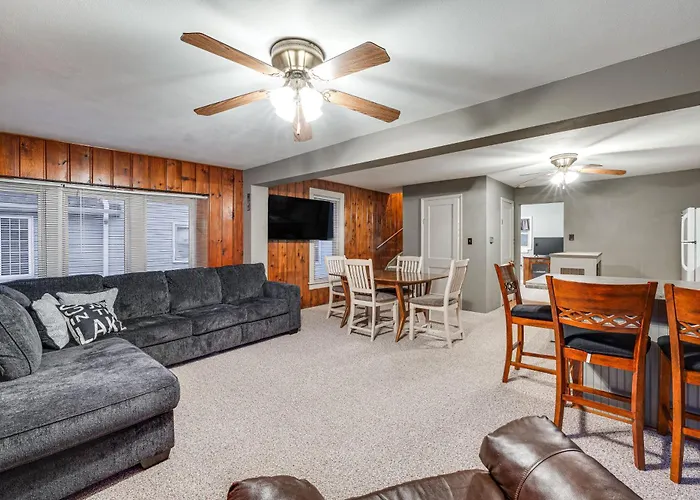 Clear Lake Vacation Rental: Walk To Town / Beach!