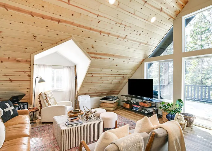 East Shore Peninsula Cabin W/ Pickleball Court