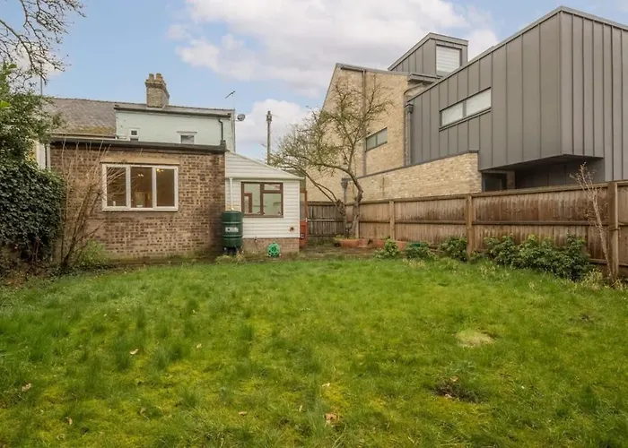 4 Bed Central Home - Perfect Location With Parking