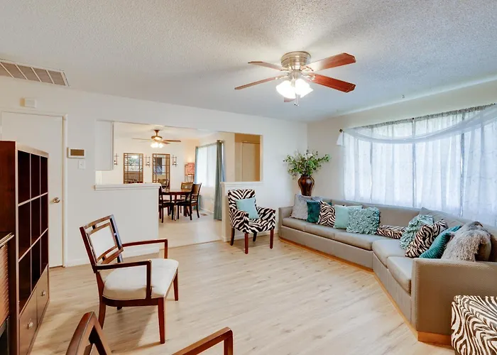 Near Airport & Dtwn: Breezy Fresno Home!