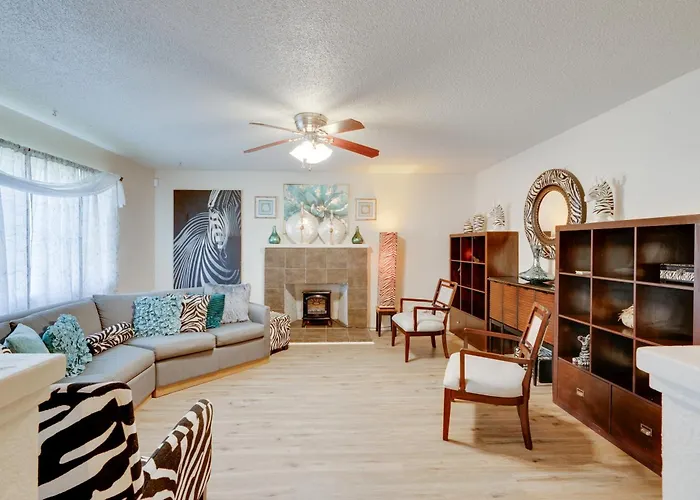 Near Airport & Dtwn: Breezy Fresno Home!