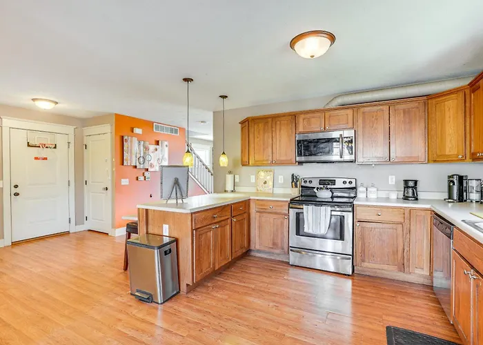 Charming Kalamazoo Home W/ Yard: 1 Mi To Downtown!