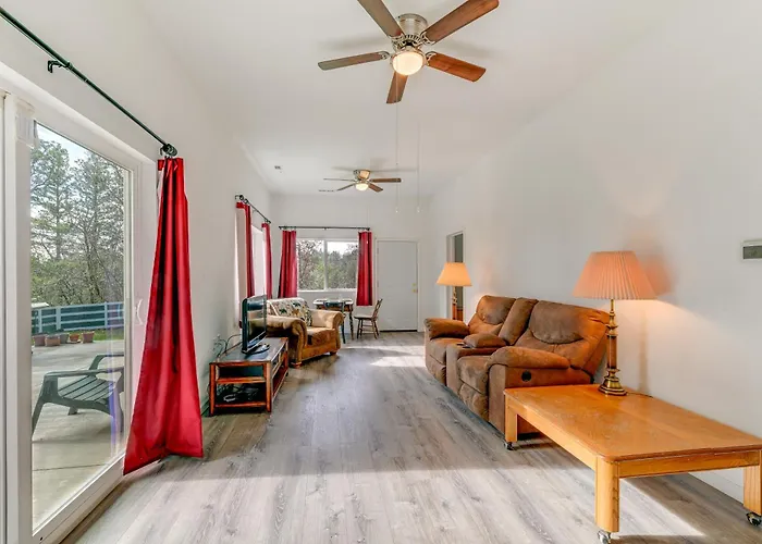 Charming Grants Pass Cottage W/ Patio & Gas Grill!