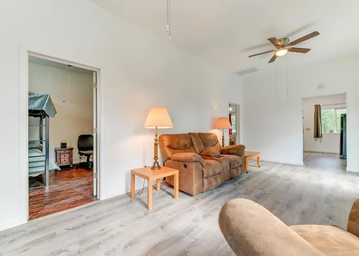 Charming Grants Pass Cottage W/ Patio & Gas Grill!