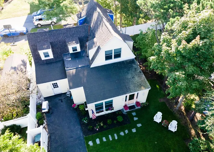 Spacious Beachside 4Br, Pine Point Getaway