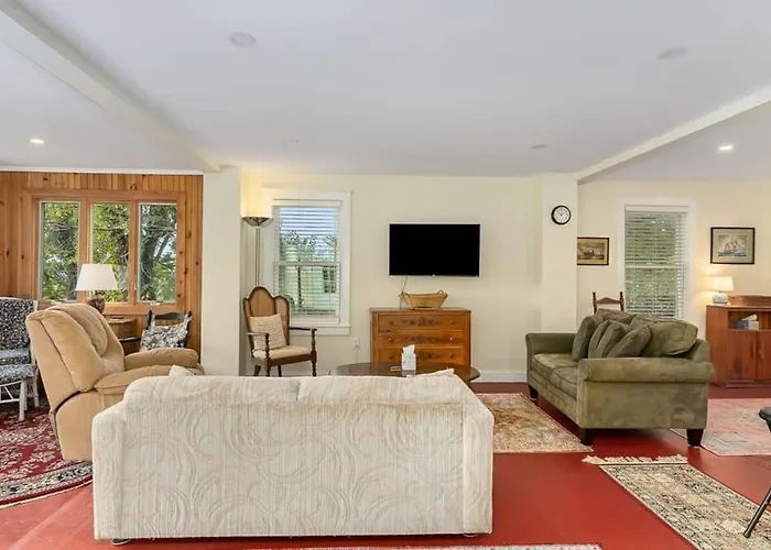 Walk To Good Harbor, Ocean Views, Open All Year!