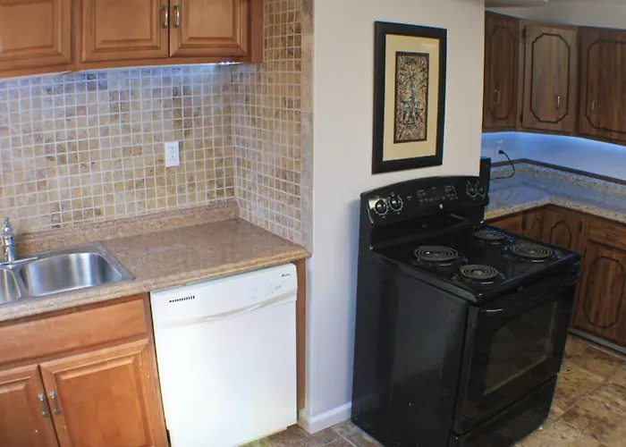 Newly Renovated 2-Bed Near Downtown-North Shore