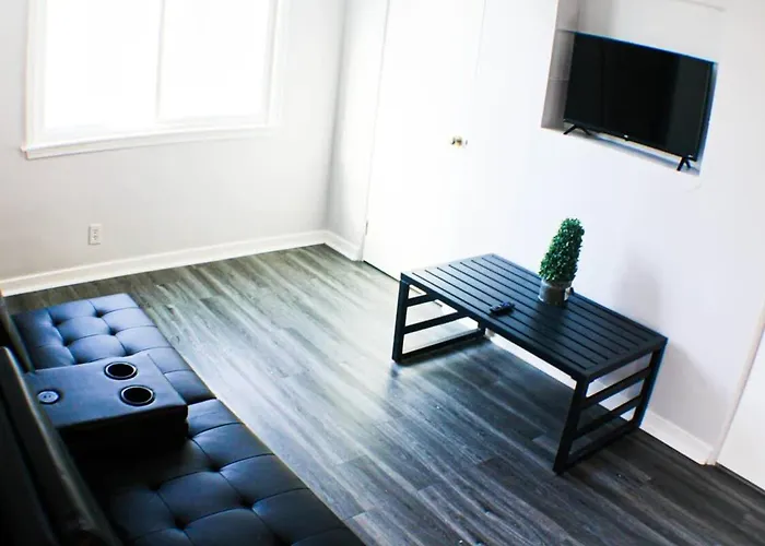 Newly Renovated 2-Bed Near Downtown-North Shore