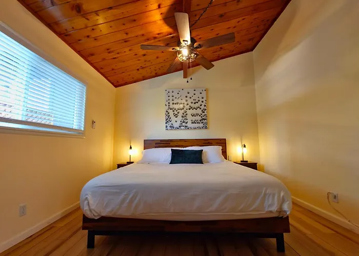 Yosemite Gateway Cottage - King Suite - Mountain Views