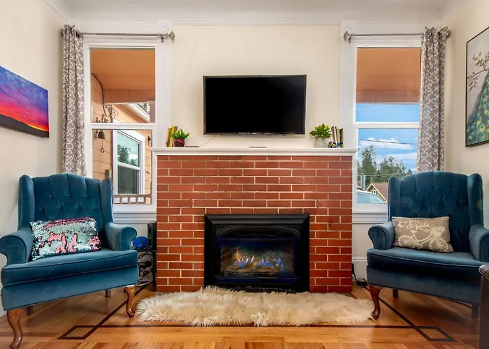 The Golden Parlor- Historic Victorian, Hot Tub