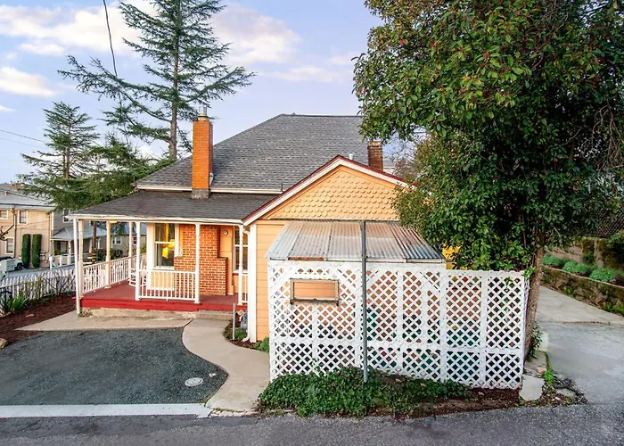 The Golden Parlor- Historic Victorian, Hot Tub