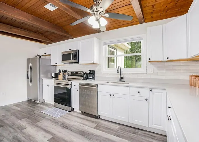 Modern Harpers Ferry Cabin W Hot Tub Deck Wifi