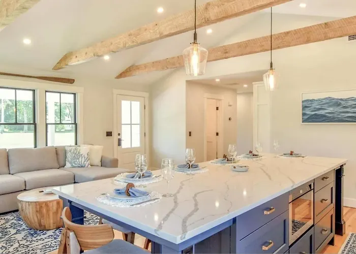 Renovated Kitchen Less Than 2 Miles To Beach!