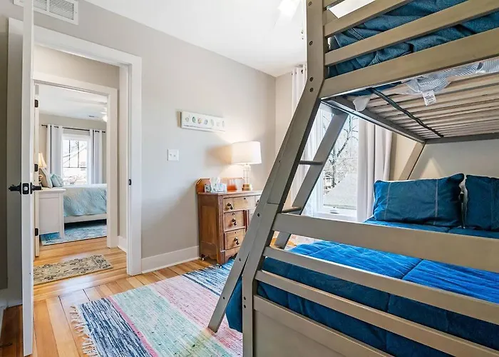 Family-Friendly 4Br Near Uni For An Easy Group Stay
