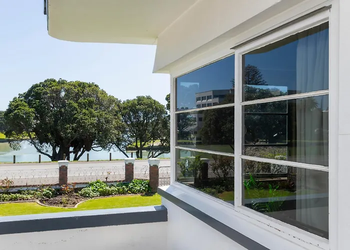Art Deco Charm - Amazing River Views Inner City