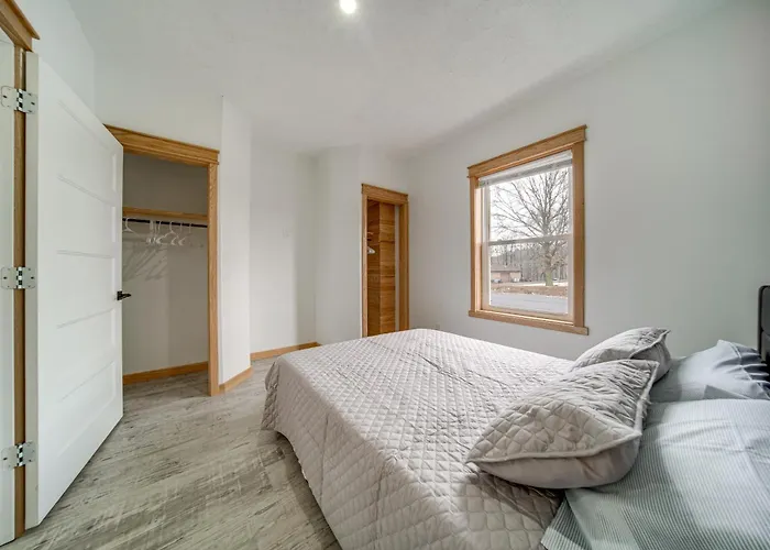4 Mi To Lake: Golf-View Erie Condo W/ Porch