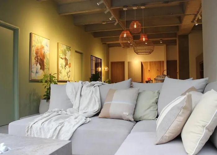 Paradise 5G: Luxury On The River