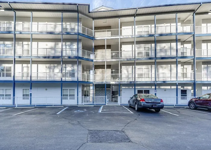 Lake Ozark Condo W/ Water Views & Pool Access!