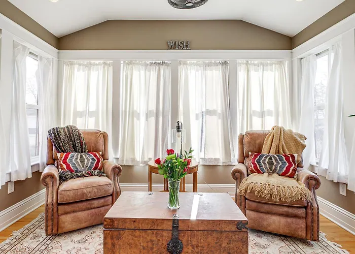 Elegant Saratoga Springs Stay: Walk To Town, Track