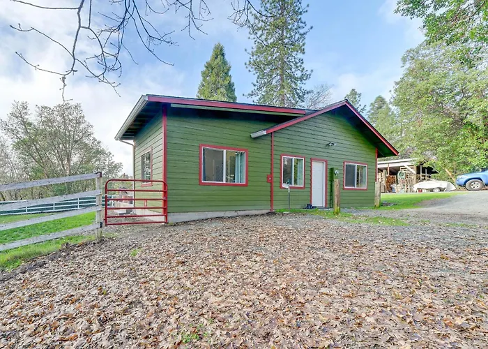 Charming Grants Pass Cottage W/ Patio & Gas Grill!