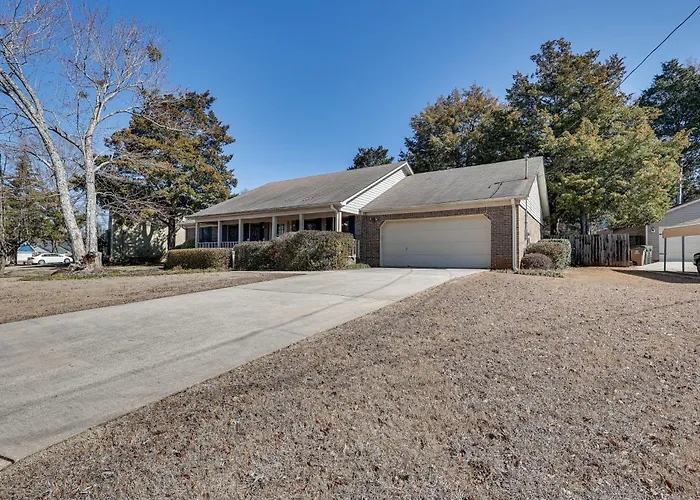 Lovely Decatur Home W/ Yard ~ 6 Mi To Town!