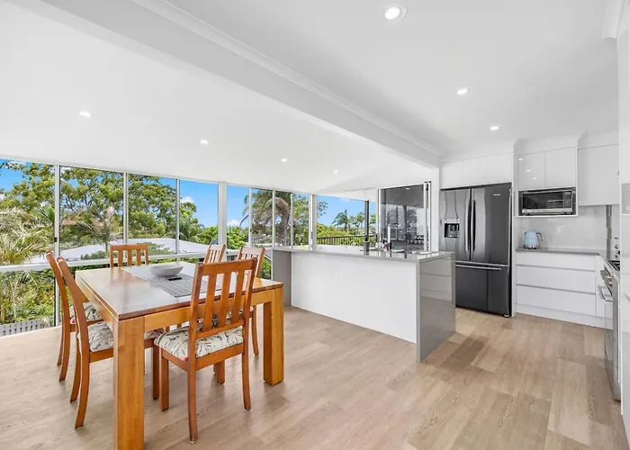 Hillcrest House - A Poolside Retreat On The Coast