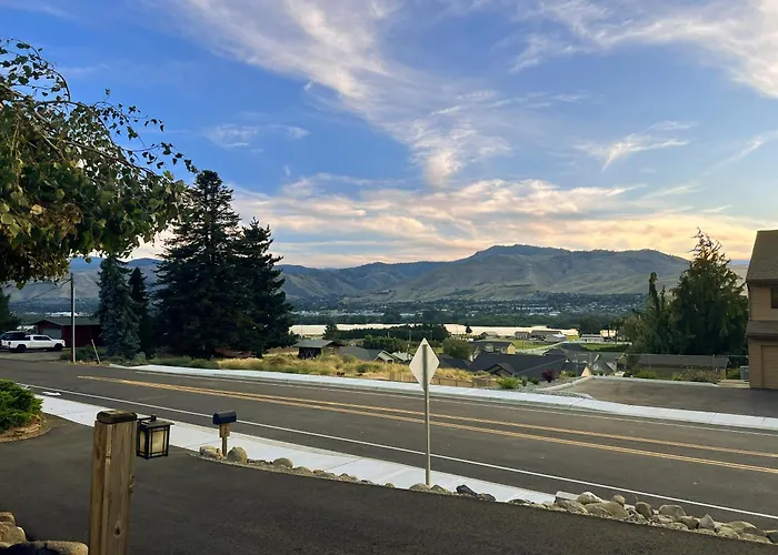 East Wenatchee Oasis 4Br, Pool, Hot Tub, Loop Trail
