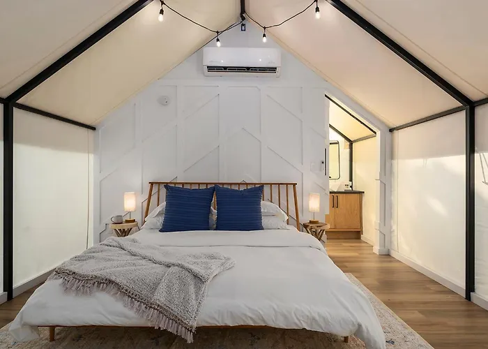 Treehouse Glamping At Pecan Haven W Hot Tub