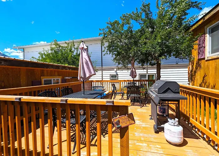 Yellowstone'S Treasure Cabins