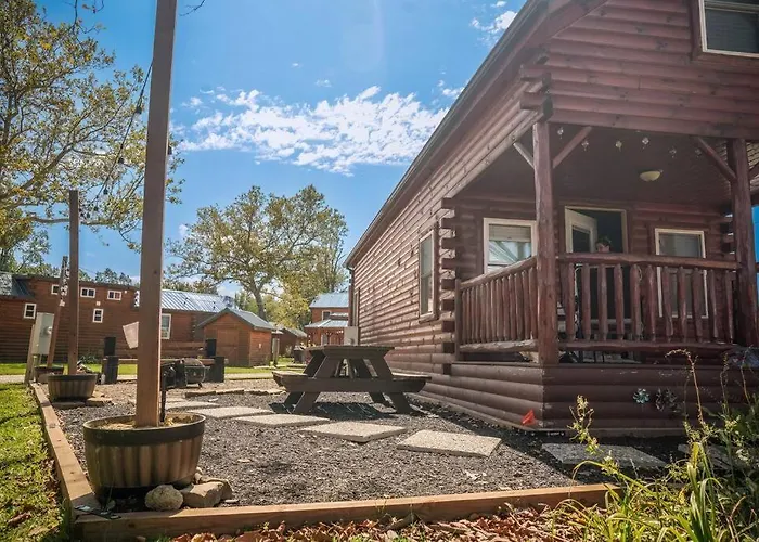Charming Lakeview Cabin Near Geneva-On-The-Lake!